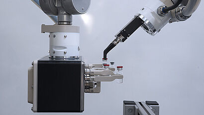 Der Werkzeugwechsler wurde speziell für hochsensible Laborumgebungen entwickelt und wird somit den spezifischen Anforderungen, wie Sterilität und Handhabung hochpotenter Wirkstoffe, gerecht.