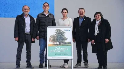Spendenübergabe in Freistett (von links): Günther und Martin Zimmer, Firmeninhaber der Freistetter Zimmer Group, Hanna Bauhaus, Siegfried Koch, Vorsitzender der Bürgerstiftung Rheinau, und dessen Stellvertreterin Silvia Sebastian. ©Ellen Matzat-Sauter